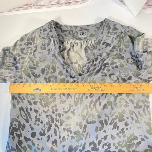 Queen Collection Blouse Women's size Small grey leopard print business - Picture 12 of 15